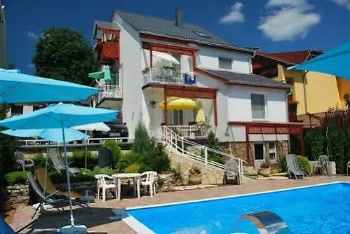 アパート Hevizi Haz ヘーヴィーズ